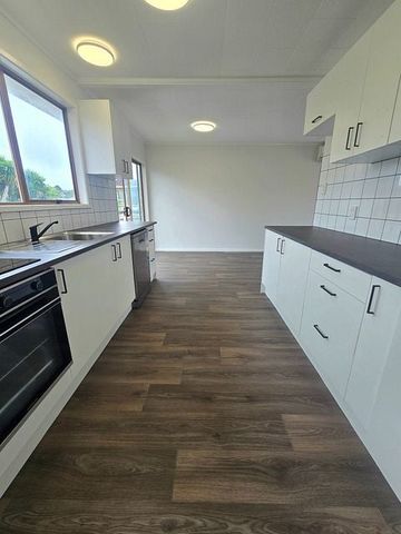 Freshly Renovated 3 Bedroom Home - Photo 3