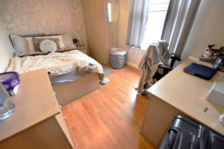 5 bedroom House in Harold Grove, Leeds - Photo 4