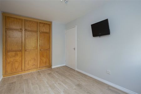 Byron Court, E11 - Photo 4