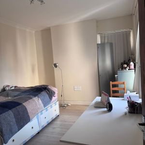 Room in a Shared Flat, Melrose Road, HA5 - Photo 2