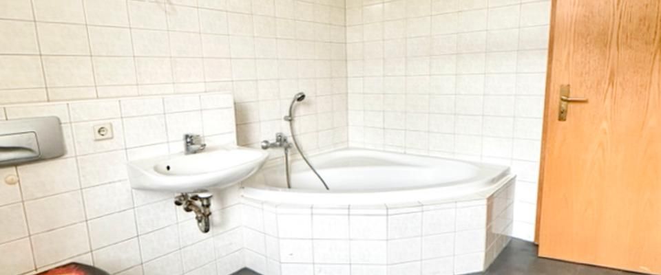 Großzügige Wohnung mit Einbauküche und Stellplatz in Annaberg Ortsteil Buchholz!! - Foto 1