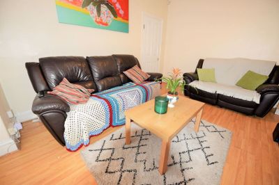 4 bedroom House in Burley Lodge Road, Leeds - Photo 1