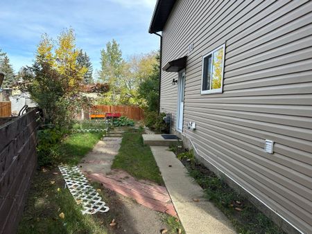 Beautiful Two Bedroom Basement Suite! - Photo 4