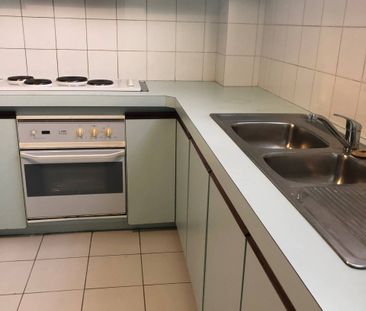 Inner-City Townhouse Living - Photo 5