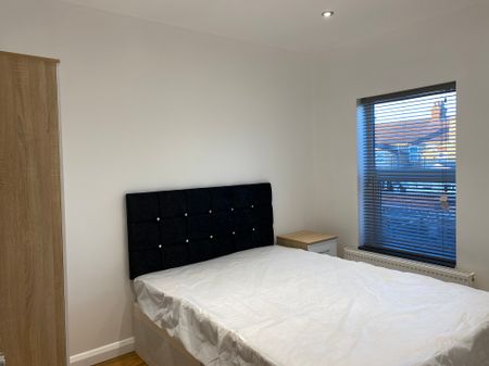 Stunning 2 Bedroom flat available all bills included – Coventry Road - Photo 5