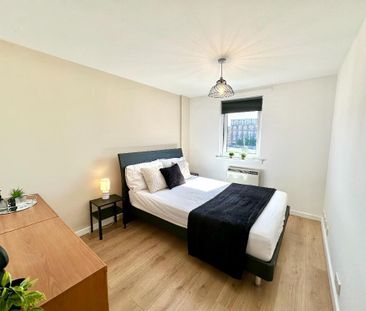 3 bedroom flat to rent - Photo 4