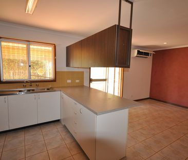 Neat as a pin - Photo 6