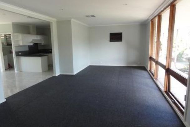 5 Monaco Crescent, Grange. - Photo 1