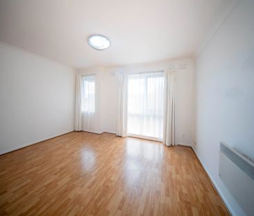Spacious Apartment in the Heart of Coburg - Photo 5