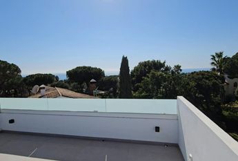 LARGE DETACHED VILLA WITH PRIVATE POOL AND GARDEN