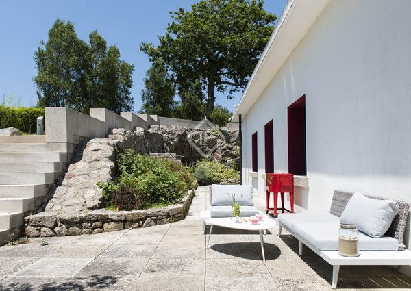 An outstanding contemporary seafront villa for rent with splendid views, located in Cangas, Pontevedra
