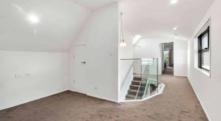 Luxury 3-Bedroom Home with Golf Course Views - Photo 2