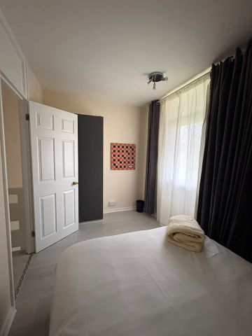 4 Bed Maisonette, Stambourne House, SW8 - Photo 3
