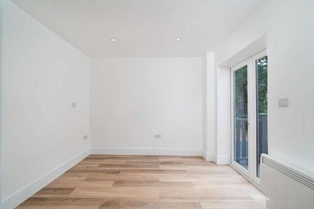 Hampton Court Road, Kingston Upon Thames, KT1 - Photo 2