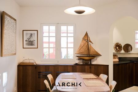 Architecture des années 30, cette belle copropriété située au coeur du quartier du Pyla accueille en rez-de-jardin un appartement de 55 m2 au cadre idyllique. - Photo 4