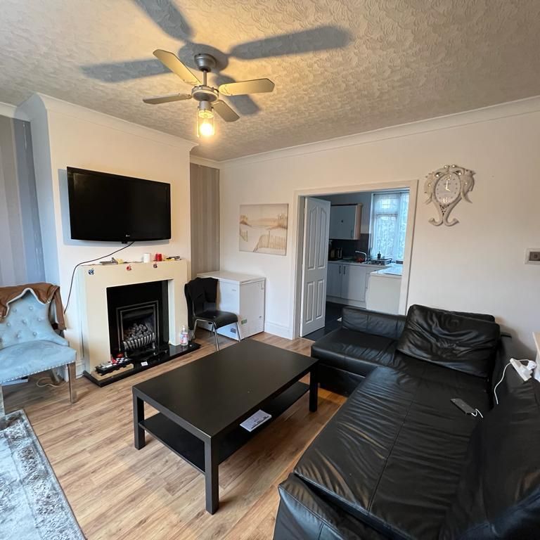 3 bedroom semi-detached house to rent - Photo 1