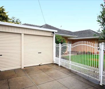 Beautiful 5 Bedroom Home - Photo 2
