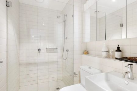 Designer One-Bedroom with Luxe Finishes in the Heart of St Kilda - Photo 5