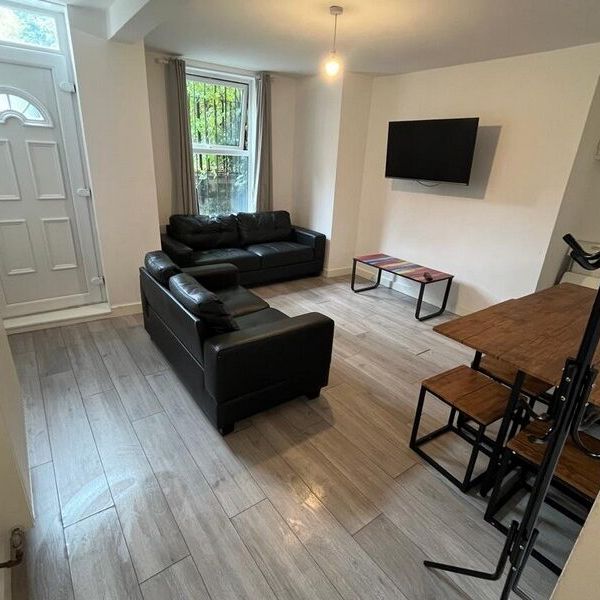 Ebberston Terrace, Hyde Park, Leeds, LS6 1AU - Photo 1