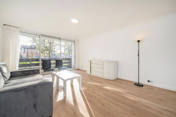 3 bedroom flat to rent - Photo 1