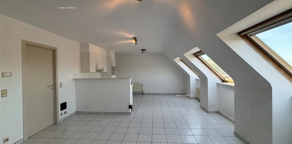 Te huur, lichtrijk 1 slaapkamer appartement op de bovenste verdieping in het centrum van Ronse - Photo 2