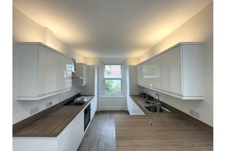 4 bedroom flat to rent - Photo 5