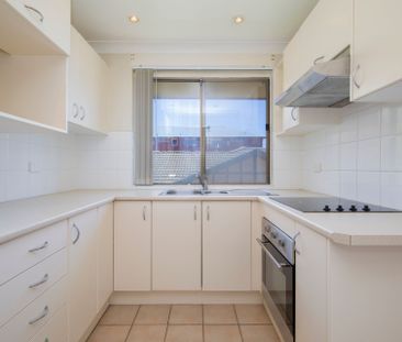 Tidy 2 Bedroom with Air Conditioning - Photo 2