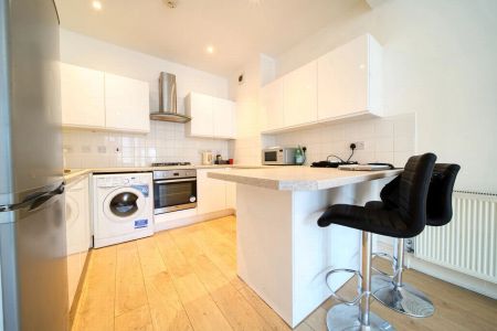 3 Bedroom Apartment - Photo 2