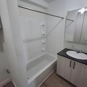 Logement 5 1/2 - 3e étage - refait à neuf - disponible immédiatement - Photo 2