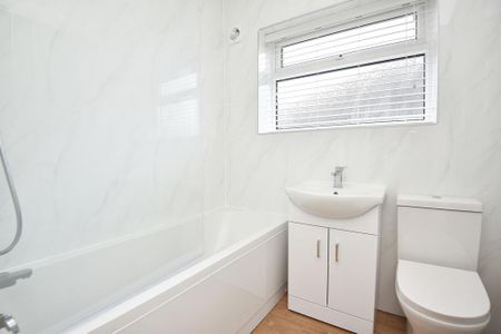 2 bedroom semi-detached bungalow to rent - Photo 4