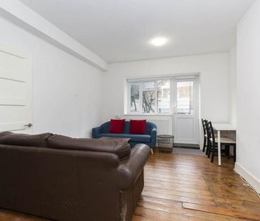 Located in the heart of Shoreditch a modern 2 bedroom flat - Photo 6