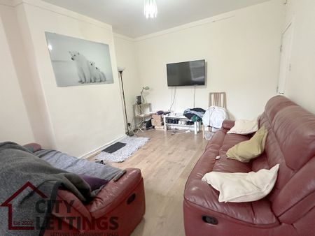 6 Bedroom Mid Terraced House - Photo 3