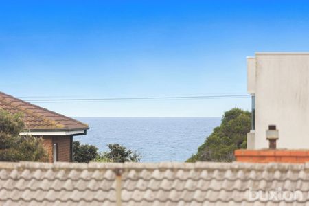 STONES THROW TO THE BEACH , 3 BEDROOM 2 STOREY HOME WITH BAY VIEWS - Photo 4