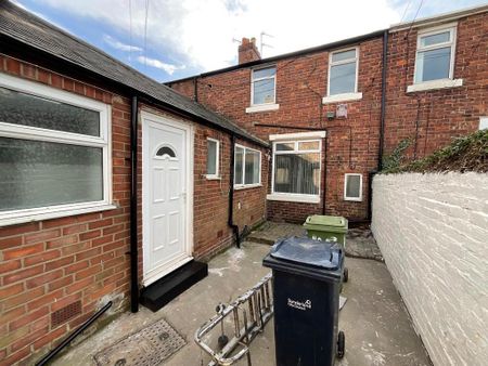 2 bedroom terraced house to rent - Photo 4
