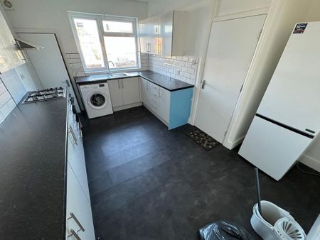 4 bedroom flat to rent - Photo 2