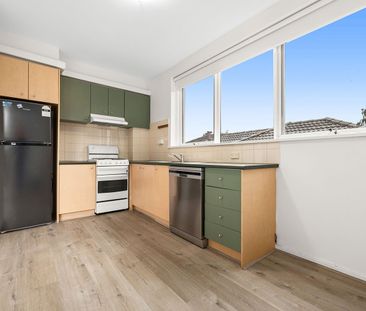 Stylish, sun-filled living - Photo 6
