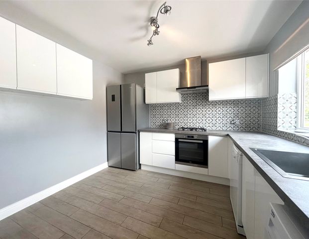 Valley Crescent, Wokingham Valley Crescent, Wokingham - Photo 1