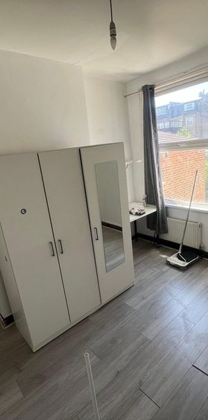 6 Bed Detached House, Bracey Street, N4 - Photo 1