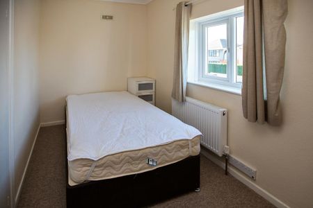 4 bedroom semi-detached house to rent - Photo 2