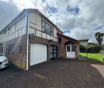 Stunning Family House At Clearwater Cove - Photo 1