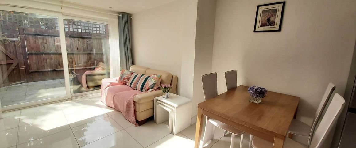 Polesden Gardens Room 5 - Photo 1