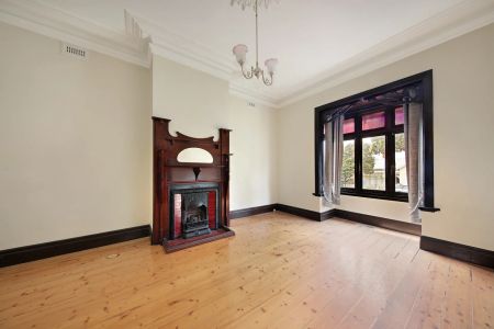 LARGE ENCHANTING PERIOD HOME - Photo 4