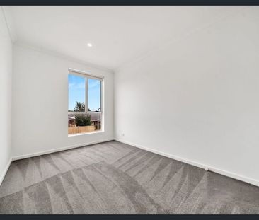 Modern 3-Bedroom Townhouse in Prime Point Cook Location - Photo 4