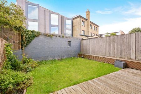 3 bedroom mews to rent - Photo 3