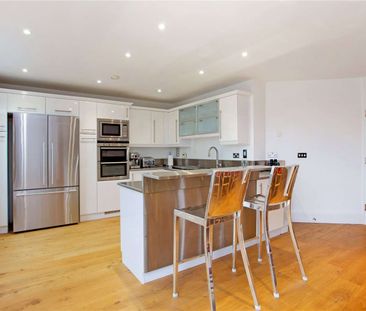 An opulent town house with stunning views of The River Hamble. - Photo 6