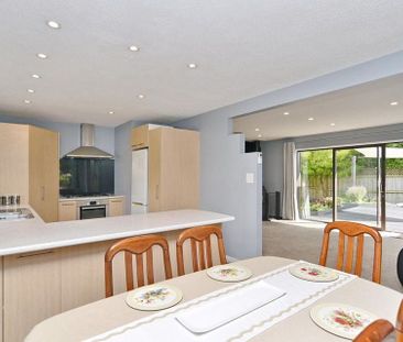 3 Bedroom Home with Two Lounges & Lush Garden! - Photo 2