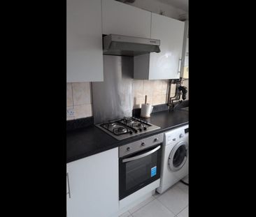 2 Bed Flat, Eastern Avenue, IG2 - Photo 4