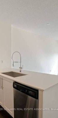 Burnhamthorpe Rd W & Confederation Pkwy Spacious 1Bdrm Modern Kitchen - Photo 1