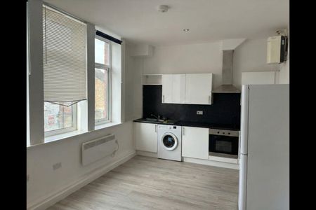 1 Bed Flat, North End, CR0 - Photo 2