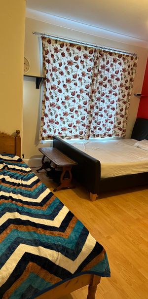 double room to let located in seven kings- £850 pcm - Photo 1